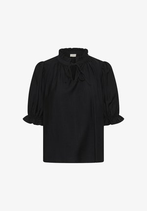 Mustat lyhythihaiset puserot, joissa on röyhelökaulus, avonainen etuosa, joka on sidottu naruilla, sekä venykkeet röyhelöhihansuissa puffihihassa.