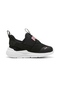 Deportivas negras y rosas sin cordones con suela blanca, fabricadas en tejido de malla, con correa elástica y asas en la lengüeta y el talón.