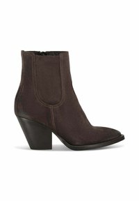 Stivale alla caviglia in suede marrone con punta affusolata, pannelli laterali elastici e tacco spesso nero. Texture liscia con dettagli di cucitura sottili.