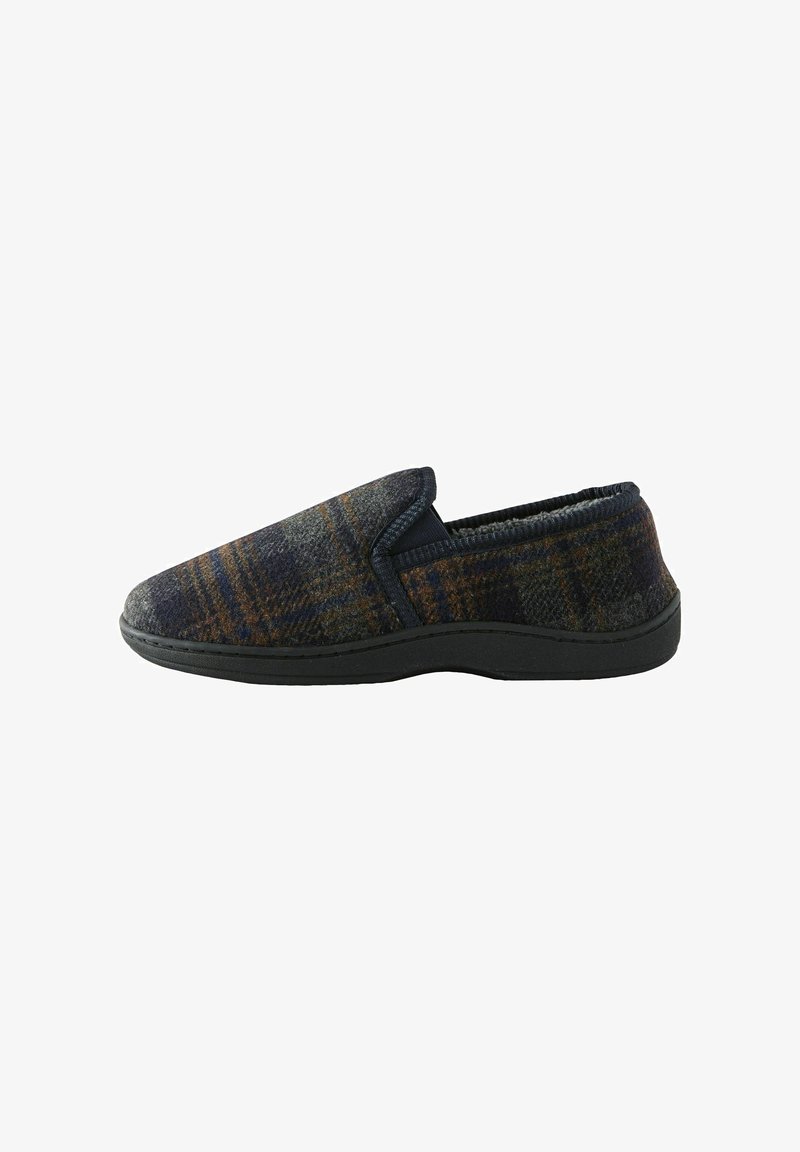 Pantofole blu e grigie foderate in pile con un motivo a quadri e suola in gomma nera, caratterizzate da un design senza chiusura per una facile indossabilità.