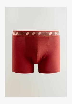 Bordó boxer alsónemű, bézs színű, görög kulcs mintával díszített derékszíjjal. Simaság jellemzi, és kényelmes, testhezálló fazonban készült.