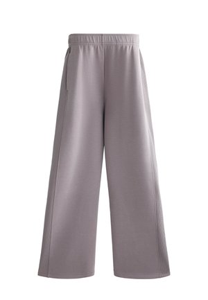 Široke hlače iz svetlo sive tkanine, z elastičnim pasom, stranskimi žepi in gladko teksturo. Brez vidnih vzorcev ali poudarkov.