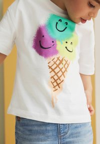 Next SHORT SLEEVE CHARACTER - Trükipildiga T-särk - white ice cream