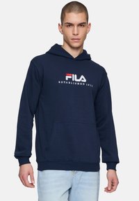 Sudadera azul marino con bolsillo frontal, que presenta un texto de logo en contraste en blanco y rojo. Tejido suave con puños y dobladillo acanalados.