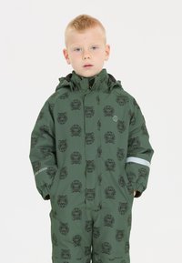 Groen waterdichte overall met zwarte dierenprints, ritssluiting aan de voorkant, afneembare capuchon en reflecterende accenten op de mouwen.
