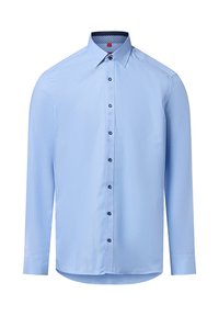 Jasnoniebieska koszula z długim rękawem o teksturowanym wzorze, z kołnierzykiem zapinanym na guziki i ciemnoniebieskimi guzikami wzdłuż przodu.