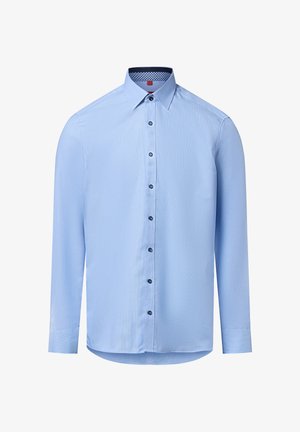 Jasnoniebieska koszula z długim rękawem o teksturowanym wzorze, z kołnierzykiem zapinanym na guziki i ciemnoniebieskimi guzikami wzdłuż przodu.