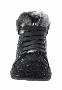 Czarne sneakersy z teksturowanym wykończeniem, ozdobione kryształkami, z sztucznym futrzanym kołnierzem i czarnymi sznurowadłami. Metaliczny akcent z logo na języku.
