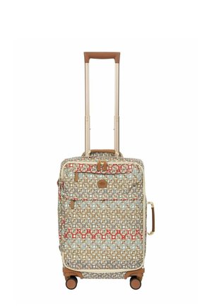 Valise cabine avec poignée rétractable, quatre roues, poche avant zippée et motif géométrique en beige, marron et rouge.