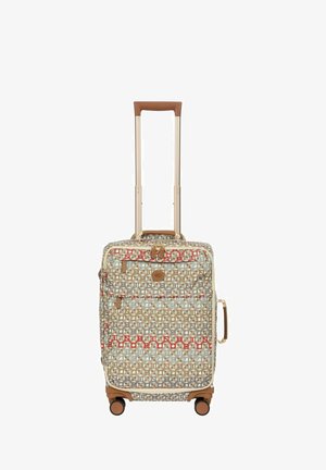 Valise cabine avec poignée rétractable, quatre roues, poche avant zippée et motif géométrique en beige, marron et rouge.