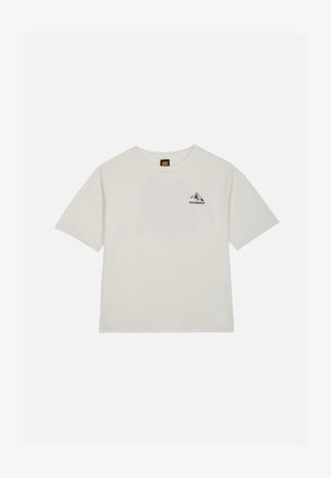 Camiseta de manga corta color blanco roto con cuello redondo, pequeño gráfico de montaña y texto "trendsplant" en el pecho izquierdo.