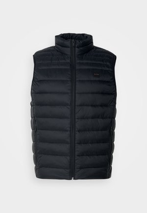 Juodas pūkinis liemenė su aukštu apykakle, užtrauktuku ir šoninėmis kišenėmis. Pasižymi siuvinėtu paviršiumi ir maža logotipo etikete priekyje.