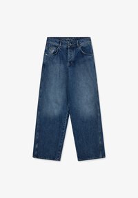 Vaqueros de mezclilla de tiro medio, de pierna ancha y azul claro, con grandes bolsillos frontales y un desvanecimiento sutil en los muslos. Detalles de costura clásicos.