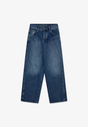 Svetlo modri široki jeans s srednjim pasom, velikimi sprednjimi žepi in subtilnim zbledelostjo na stegnih. Klasične šive.