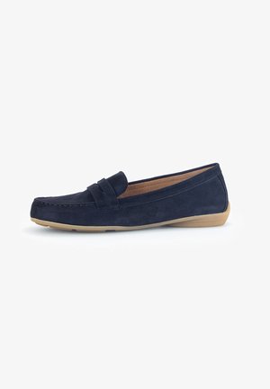 Dunkelblaue Wildleder-Loafers im Mokassin-Stil, mit einem einfachen Akzentband und einer hellbraunen Gummisohle.