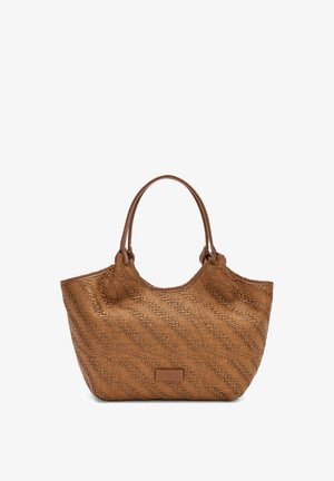 Bolso tote marrón tejido con dos asas para el hombro y un pequeño parche rectangular de cuero en la parte delantera.
