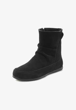 Schwarze Knöchelstiefel aus weichem Wildleder mit einer lässigen Form, gerundetem Zehenbereich, flacher Sohle und minimalen Nähdetails.