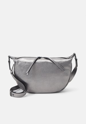 Borsa a tracolla in argento metallizzato lucido con tracolla regolabile e chiusura con cerniera, fondo curvo, mostrata su uno sfondo bianco semplice.