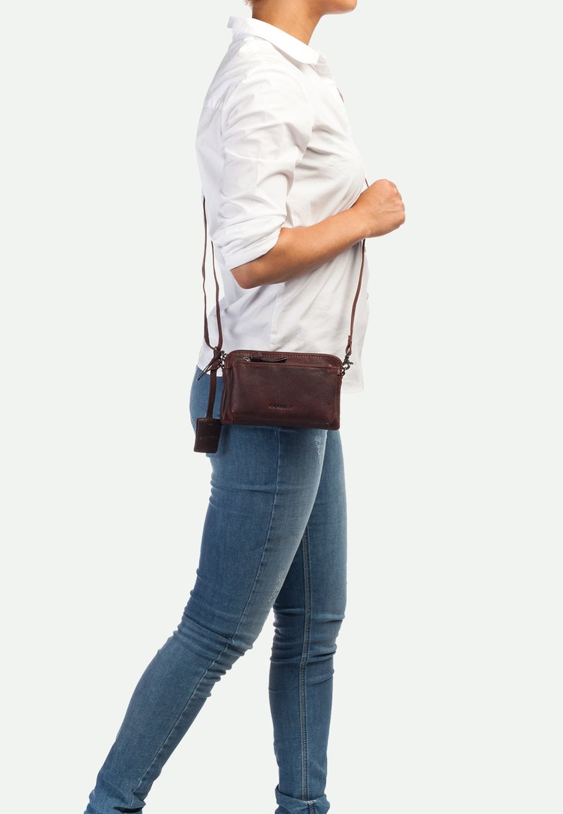 Burkely FUNDAMENTALS ANTIQUE AVERY - Cross body bag - brown
