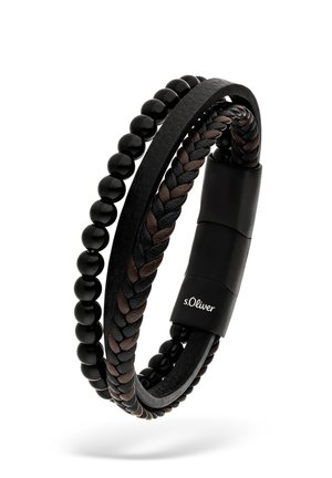 Dreilagiges schwarzes Armband mit runden Perlen, geflochtenem Leder, schlichtem Lederband und einem magnetischen Verschluss mit der Gravur "s.Oliver."