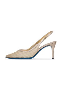Pump slingback in pelle beige con punta affusolata, design a rete e suola blu. Presenta un tacco sottile e una tracolla regolabile.