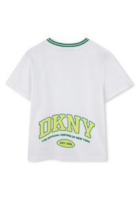 Camiseta de algodón blanca con mangas cortas, texto gráfico en verde y amarillo "DKNY" y "EL UNIFORME OFICIAL DE NUEVA YORK" en la parte posterior.