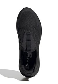 Svart slip-on sneaker med meshöverdel, dragflik, tre sidostråk, vadderad sula och "CLOUD FOAM PLUS" inläggsbranding.