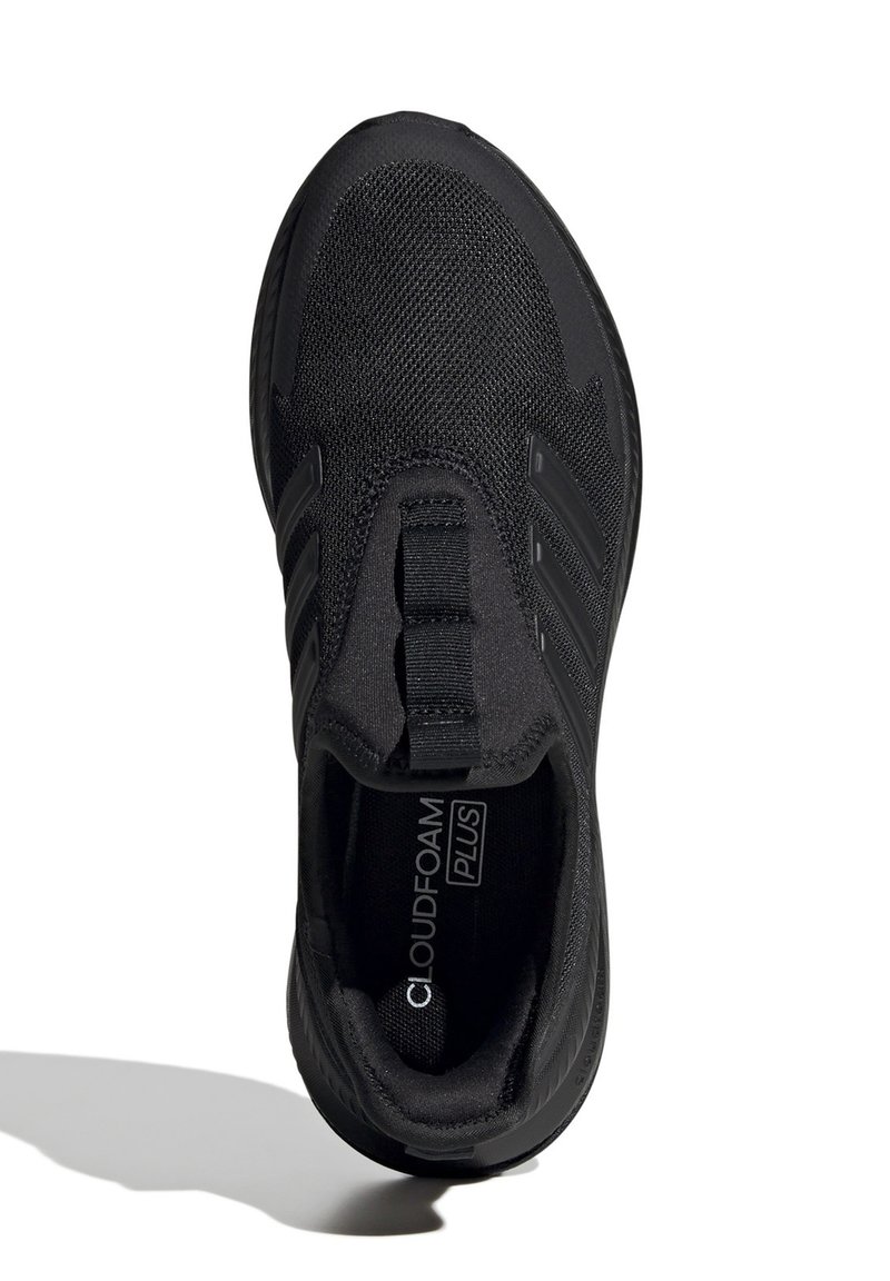 Zwarte instapsneaker met een bovenkant van mesh, trekband, drie zijkanten met strepen, een gevoerde zool en "CLOUD FOAM PLUS" inlegzool branding.