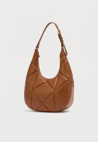 Καφέ δερμάτινη τσάντα ώμου με ραμμένο γεωμετρικό σχέδιο, κυρτό σχήμα και κοντό ρυθμιζόμενο λουρί. Κλείσιμο με φερμουάρ στην κορυφή.