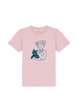 Lichtroze kindert-shirt met een donkerblauwe illustratie van een glimlachend meisje met dotjes dat een tevreden zwarte kat omhelst.