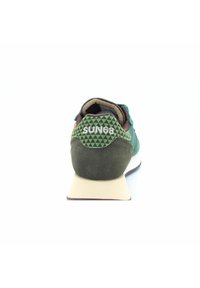 Zelené a hnědé tenisky s geometrickým vzorem na patě, svršek z veluru a syntetického materiálu, polstrovaný límec a světlá gumová podrážka.