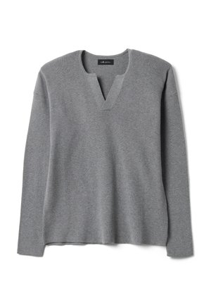 Maglione grigio lavorato a maglia con maniche lunghe, scollo a V e trama a coste, disteso su uno sfondo bianco.