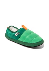 Zapatilla verde acolchada con un suave interior blanco, puntera redondeada, correa ajustable naranja y suela de goma para mayor agarre. Presenta un logo en el costado.