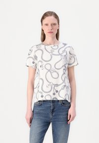 Hvid T-shirt med korte ærmer og et blåt abstrakt tov-mønster. Rund halsudskæring og afslappet pasform. Sættes sammen med blå denim-jeans.