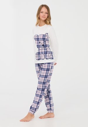 Maglietta bianca a maniche lunghe con stampa di un orsacchiotto a scacchi blu e rosa, abbinata a pantaloni da pigiama a scacchi blu e rosa. Tessuto morbido.