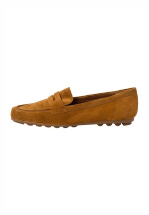 Bruine suède loafers met een ronde neus, een gestikte naad detail en rubberen zool voor autorijden. Het ontwerp heeft een accent op de voorkantstrap.