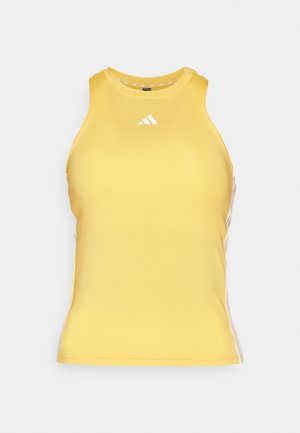 Top atlético amarillo confeccionado en tela suave, con un logo blanco de Adidas y franjas laterales en contraste. Cuello alto, diseño sin mangas.