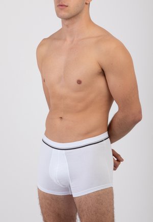 Boxer in cotone bianco con elastico in vita nero. Il tessuto è liscio, aderente e presenta un design a taglio classico.