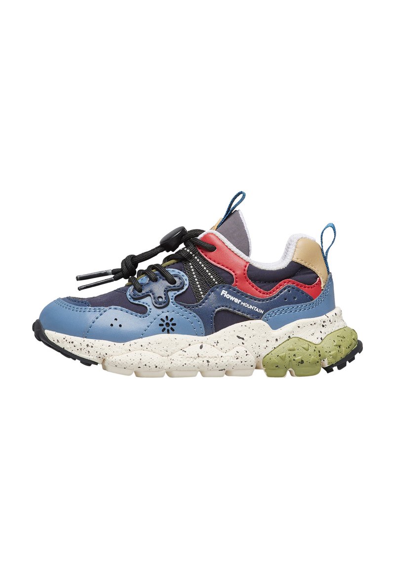 Wielokolorowe sportowe trampki z niebieskimi, czerwonymi, beżowymi i zielonymi akcentami, czarnymi elastycznymi sznurowadłami z zapięciem oraz plamkowaną białą masywną podeszwą.