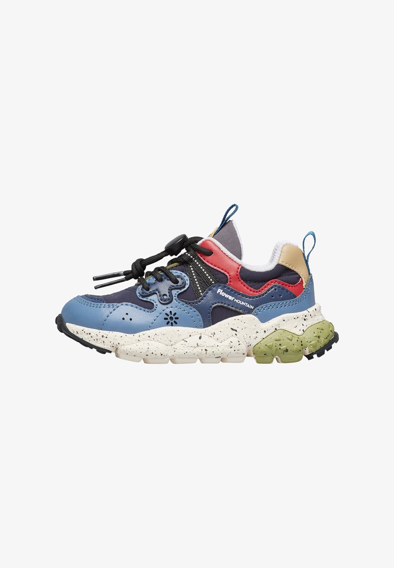 Wielokolorowe sportowe trampki z niebieskimi, czerwonymi, beżowymi i zielonymi akcentami, czarnymi elastycznymi sznurowadłami z zapięciem oraz plamkowaną białą masywną podeszwą.