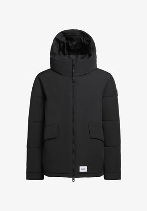 Chaqueta de plumas negra con cuello alto y capucha. Cuenta con un cierre frontal, dos bolsillos frontales y una pequeña etiqueta de la marca en el dobladillo.