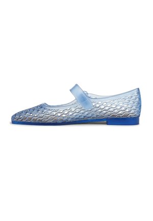 Chaussure Mary Jane en gelée bleu transparent avec un design texturé ajouré, un bout arrondi et une seule bride réglable sur le coup de pied.