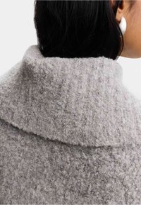 Sweter w kolorze węgla drzewnego o teksturowanym, puszystym wykończeniu, z szerokim kołnierzem zakładanym oraz miękkim, przytulnym wyglądem.