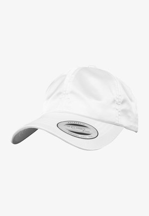 Casquette de baseball blanche avec un tissu lisse, visière courbée et étiquette de logo circulaire à l'avant pour le branding.