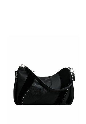 Czarna skórzana torba na ramię o fakturze patchworkowej, z srebrnymi ćwiekami wzdłuż ukośnych szwów oraz odpinanym paskiem z metalowymi klamrami.