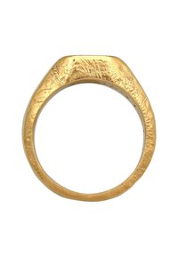 Bague en or avec une surface texturée, présentant un large bandeau et une forme angulaire. Remarquable pour ses détails gravés et sa finition polie.