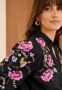 Love & Roses EMBROIDERED V NECK 3/4 SLEEVE REGULAR FIT - Užsagstoma palaidinė - black floral