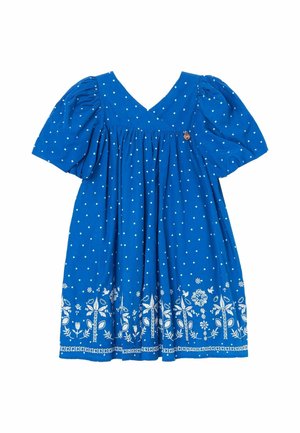 Robe bleue à pois blancs, manches courtes bouffantes, décolleté en V, avec des motifs floraux et papillons blancs le long de l'ourlet.