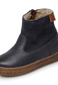 Tmavě námořnické kotníkové boty vyrobené z kůže a semiše, vybavené měkkou podšívkou, texturovanou hnědou podrážkou a zipovým uzavíráním pro snadné obouvání.