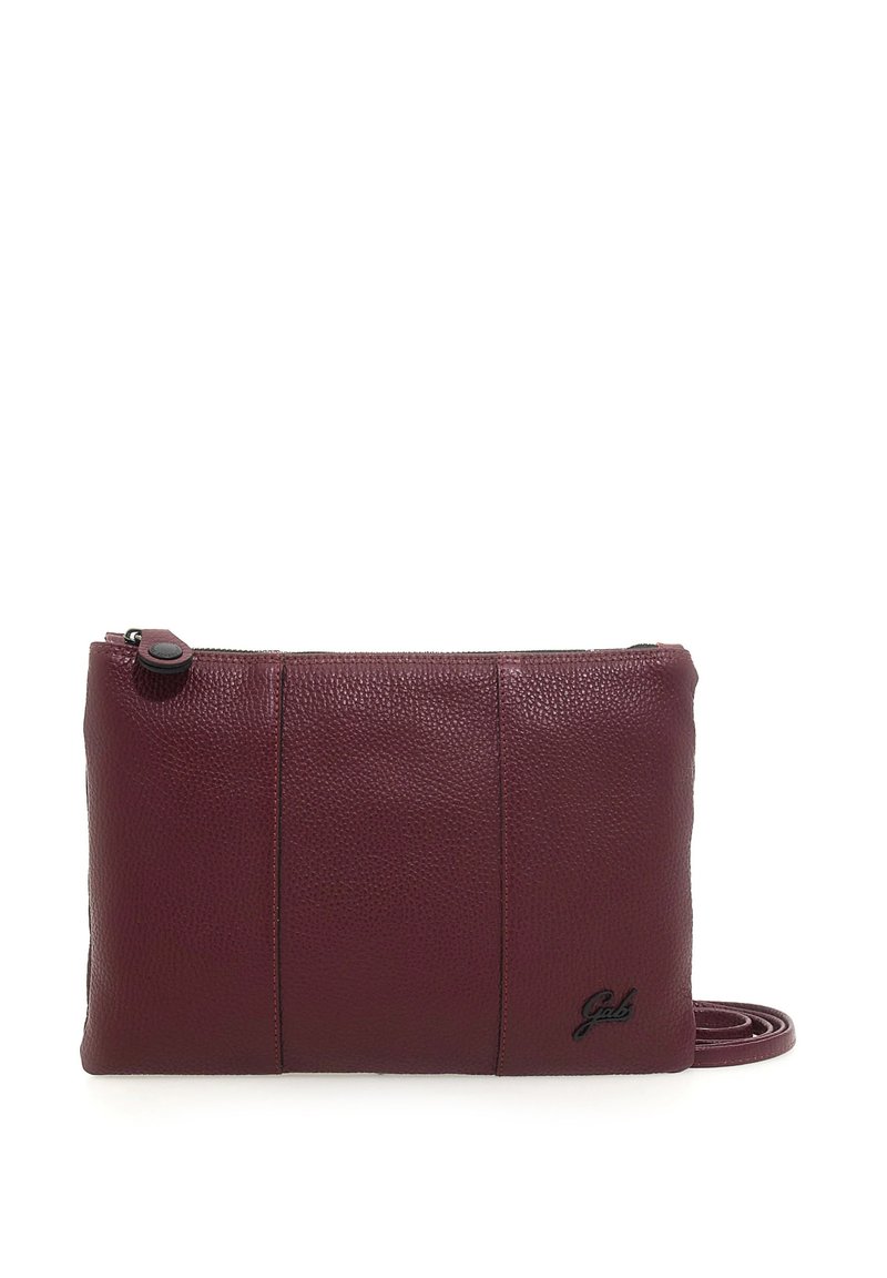 Borsa a tracolla rettangolare compatta in pelle bordeaux con superficie texturizzata, chiusura superiore con zip e logo discreto nell'angolo in basso a destra.